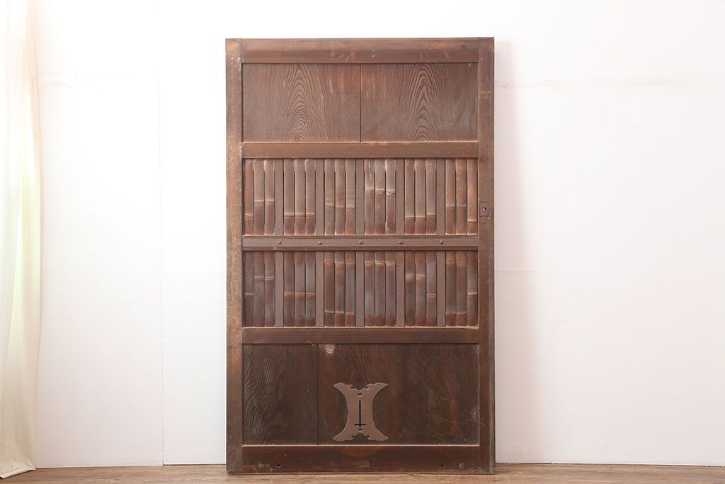 アンティーク建具　明治期　板部ケヤキ材　竹の装飾が珍しい蔵戸(玄関戸、引き戸、建具)(R-044848)