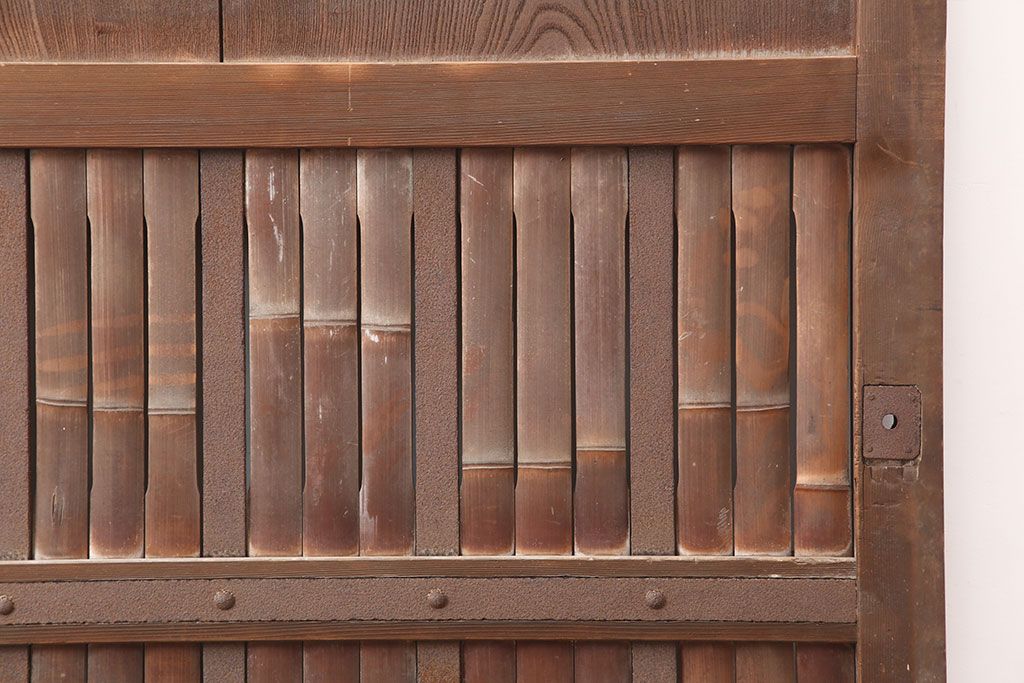 アンティーク建具　明治期　板部ケヤキ材　竹の装飾が珍しい蔵戸(玄関戸、引き戸、建具)(R-044848)