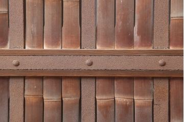 アンティーク建具　明治期　板部ケヤキ材　竹の装飾が珍しい蔵戸(玄関戸、引き戸、建具)(R-044848)