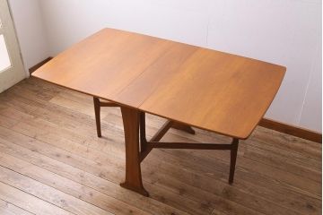 ヴィンテージ家具　北欧ビンテージ　チーク材　スタイリッシュなデザインが素敵なバタフライテーブル(ダイニングテーブル)(R-044850)