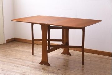 ヴィンテージ家具　北欧ビンテージ　チーク材　スタイリッシュなデザインが素敵なバタフライテーブル(ダイニングテーブル)(R-044850)