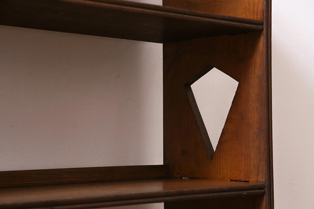 アンティーク家具　昭和レトロ　栓材　楔式　透かしがおしゃれな本棚(飾り棚、シェルフ)(R-044852)