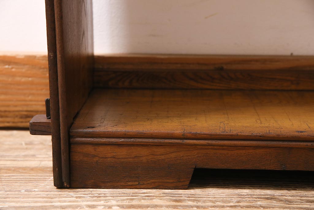 アンティーク家具　昭和レトロ　栓材　楔式　透かしがおしゃれな本棚(飾り棚、シェルフ)(R-044852)