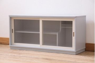 レトロ家具　モールガラス　フレンチカラーがおしゃれなペイント戸棚(収納棚、キャビネット、ローボード)(R-044853)