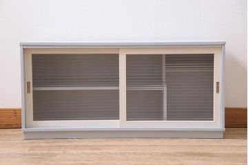 レトロ家具　モールガラス　フレンチカラーがおしゃれなペイント戸棚(収納棚、キャビネット、ローボード)(R-044853)