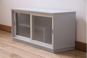 レトロ家具　モールガラス　フレンチカラーがおしゃれなペイント戸棚(収納棚、キャビネット、ローボード)(R-044853)
