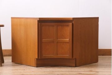 ヴィンテージ家具　イギリスビンテージ　nathan(ネイサン)社　北欧スタイルのコーナーキャビネット(サイドボード、テレビ台)(R-044854)
