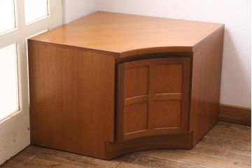 ヴィンテージ家具　イギリスビンテージ　nathan(ネイサン)社　北欧スタイルのコーナーキャビネット(サイドボード、テレビ台)(R-044854)