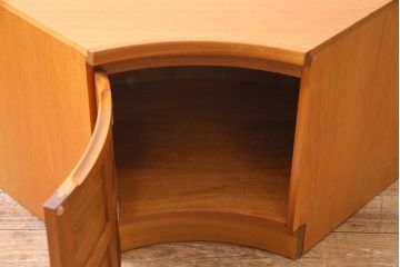 ヴィンテージ家具　イギリスビンテージ　nathan(ネイサン)社　北欧スタイルのコーナーキャビネット(サイドボード、テレビ台)(R-044855)