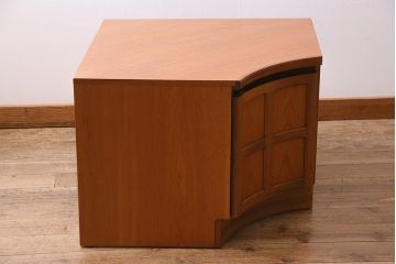 ヴィンテージ家具　イギリスビンテージ　nathan(ネイサン)社　北欧スタイルのコーナーキャビネット(サイドボード、テレビ台)(R-044855)