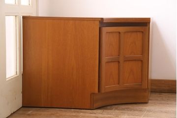 ヴィンテージ家具　イギリスビンテージ　nathan(ネイサン)社　北欧スタイルのコーナーキャビネット(サイドボード、テレビ台)(R-044855)