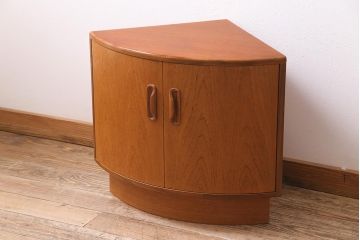 ヴィンテージ家具　北欧ビンテージ　G-PLAN(ジープラン)　Fresco(フレスコ)　チーク材製のコーナーキャビネット(収納棚、戸棚)(R-044856)