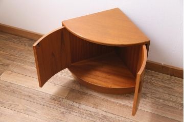 ヴィンテージ家具　北欧ビンテージ　G-PLAN(ジープラン)　Fresco(フレスコ)　チーク材製のコーナーキャビネット(収納棚、戸棚)(R-044856)