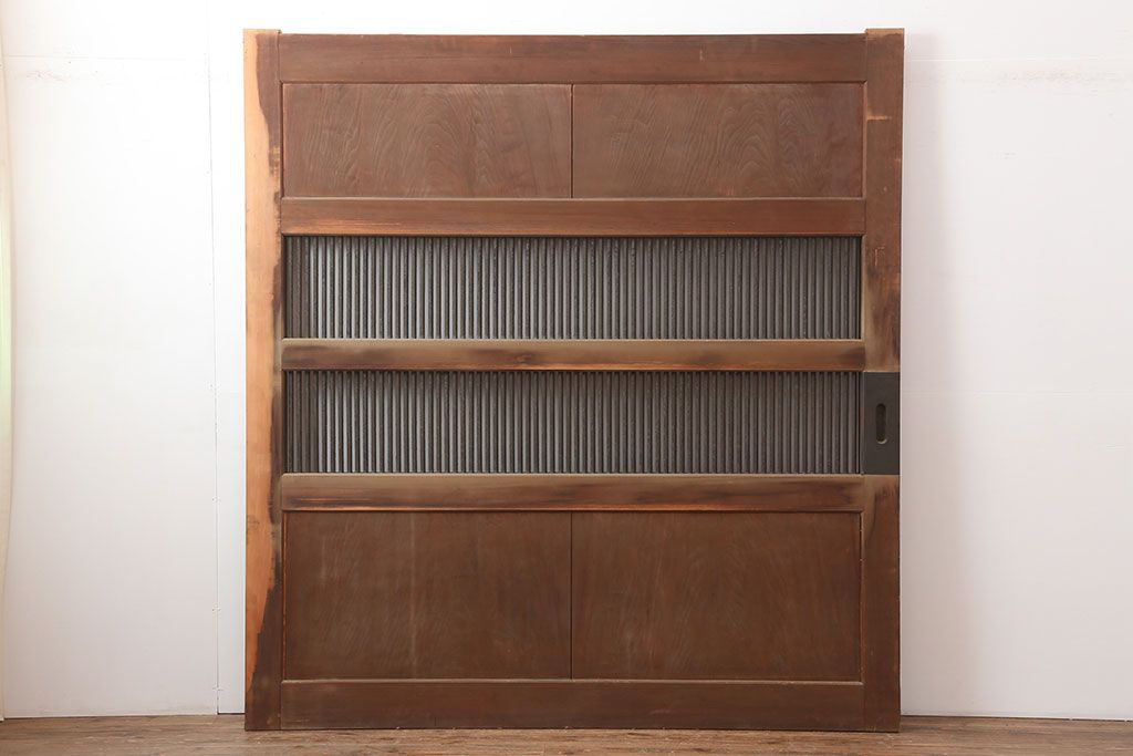 アンティーク建具　昭和初期　総ヒノキ材　特大サイズ　鉄格子入り!どっしりとした存在感のある蔵戸(玄関戸、引き戸、建具)(R-044871)