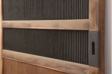 アンティーク建具　昭和初期　総ヒノキ材　特大サイズ　鉄格子入り!どっしりとした存在感のある蔵戸(玄関戸、引き戸、建具)(R-044871)