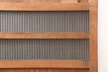 アンティーク建具　昭和初期　総ヒノキ材　特大サイズ　鉄格子入り!どっしりとした存在感のある蔵戸(玄関戸、引き戸、建具)(R-044871)