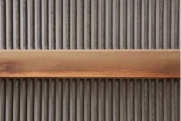 アンティーク建具　昭和初期　総ヒノキ材　特大サイズ　鉄格子入り!どっしりとした存在感のある蔵戸(玄関戸、引き戸、建具)(R-044871)
