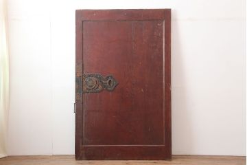 アンティーク建具　明治期　総ケヤキ材一枚板　漆塗り　豪華な意匠の金具が目を惹く蔵戸(玄関戸、引き戸、建具)(R-044873)