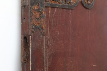 アンティーク建具　明治期　総ケヤキ材一枚板　漆塗り　豪華な意匠の金具が目を惹く蔵戸(玄関戸、引き戸、建具)(R-044873)