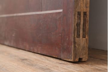 アンティーク建具　明治期　総ケヤキ材一枚板　漆塗り　豪華な意匠の金具が目を惹く蔵戸(玄関戸、引き戸、建具)(R-044873)