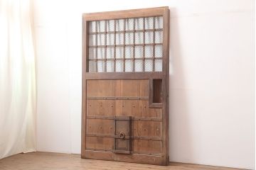 アンティーク建具　明治期　ケヤキ材・ヒノキ材　鉄格子入り　粋な雰囲気が格好いい蔵戸(玄関戸、引き戸、建具)(R-044875)