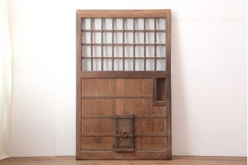 アンティーク建具　明治期　ケヤキ材・ヒノキ材　鉄格子入り　粋な雰囲気が格好いい蔵戸(玄関戸、引き戸、建具)(R-044875)