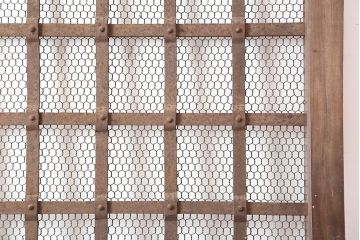 アンティーク建具　明治期　ケヤキ材・ヒノキ材　鉄格子入り　粋な雰囲気が格好いい蔵戸(玄関戸、引き戸、建具)(R-044875)