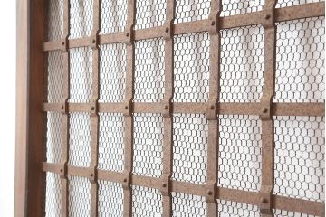 アンティーク建具　明治期　ケヤキ材・ヒノキ材　鉄格子入り　粋な雰囲気が格好いい蔵戸(玄関戸、引き戸、建具)(R-044875)