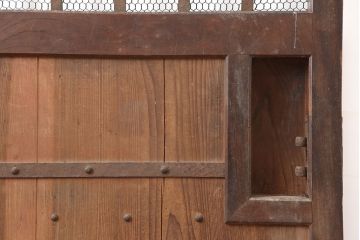 アンティーク建具　明治期　ケヤキ材・ヒノキ材　鉄格子入り　粋な雰囲気が格好いい蔵戸(玄関戸、引き戸、建具)(R-044875)