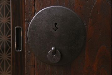 アンティーク家具　明治期　古箪笥リメイク　組子入り　味わい深い風合いが魅力の時代箪笥テレビ台(ローボード、収納棚)(R-044877)