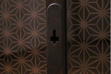 アンティーク家具　明治期　古箪笥リメイク　組子入り　味わい深い風合いが魅力の時代箪笥テレビ台(ローボード、収納棚)(R-044877)