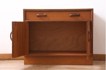 ヴィンテージ家具　北欧ビンテージ　G-PLAN(ジープラン)　siera(シエラ)シリーズ　チーク材　温かみのある木味が魅力のサイドキャビネット(サイドボード、リビングボード、収納棚)(R-044882)