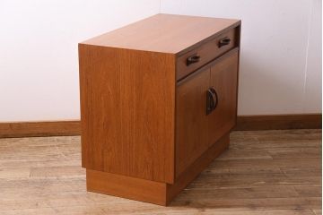 ヴィンテージ家具　北欧ビンテージ　G-PLAN(ジープラン)　siera(シエラ)シリーズ　チーク材　温かみのある木味が魅力のサイドキャビネット(サイドボード、リビングボード、収納棚)(R-044882)