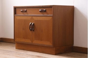 ヴィンテージ家具　北欧ビンテージ　G-PLAN(ジープラン)　siera(シエラ)シリーズ　チーク材　温かみのある木味が魅力のサイドキャビネット(サイドボード、リビングボード、収納棚)(R-044882)