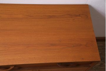 ヴィンテージ家具　北欧ビンテージ　G-PLAN(ジープラン)　siera(シエラ)シリーズ　チーク材　温かみのある木味が魅力のサイドキャビネット(サイドボード、リビングボード、収納棚)(R-044882)