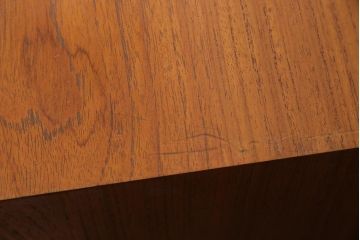 ヴィンテージ家具　北欧ビンテージ　G-PLAN(ジープラン)　siera(シエラ)シリーズ　チーク材　温かみのある木味が魅力のサイドキャビネット(サイドボード、リビングボード、収納棚)(R-044882)