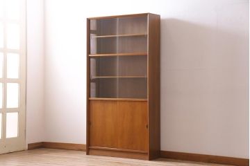 ヴィンテージ家具　イギリスビンテージ　HERBERT E. GIBBS(ハーバート・E・ギブス)　チーク材　シンプルモダンな薄型キャビネット(収納棚、飾り棚、シェルフ)(R-044883)