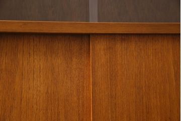 ヴィンテージ家具　イギリスビンテージ　HERBERT E. GIBBS(ハーバート・E・ギブス)　チーク材　シンプルモダンな薄型キャビネット(収納棚、飾り棚、シェルフ)(R-044883)
