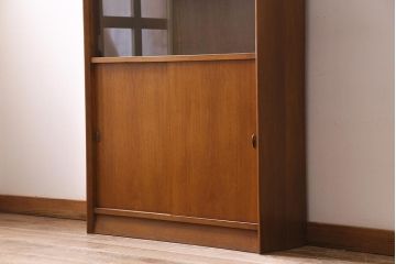 ヴィンテージ家具　イギリスビンテージ　HERBERT E. GIBBS(ハーバート・E・ギブス)　チーク材　シンプルモダンな薄型キャビネット(収納棚、飾り棚、シェルフ)(R-044883)