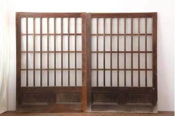 アンティーク建具　昭和初期　ヒノキ材・腰板ケヤキ材　背高サイズの格子ガラス戸2枚セット(引き戸、建具、蔵戸、玄関戸)(R-044887)