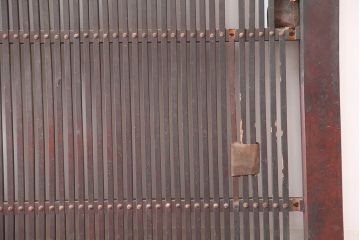 アンティーク建具　明治期　総ケヤキ材　味わい深い雰囲気たっぷりの格子蔵戸(玄関戸、格子戸、引き戸、建具)(R-044888)