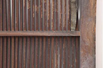 アンティーク建具　明治期　総ケヤキ材　味わい深い雰囲気たっぷりの格子蔵戸(玄関戸、格子戸、引き戸、建具)(R-044888)