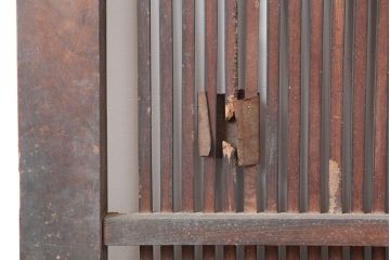 アンティーク建具　明治期　総ケヤキ材　味わい深い雰囲気たっぷりの格子蔵戸(玄関戸、格子戸、引き戸、建具)(R-044888)