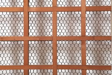 アンティーク建具　明治大正期　総ヒノキ材　亀甲金網　和の風情溢れる格子蔵戸(玄関戸、引き戸、建具)(R-044893)