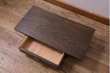 アンティーク家具　明治大正期　ケヤキ材　天板一枚板　引き出し付き　深みのある木味が魅力の文机(ローテーブル、座机)(R-044895)