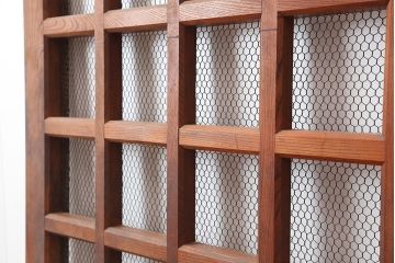 アンティーク建具　明治大正期　総ケヤキ材　重厚な和空間を演出する格子蔵戸(きつね格子、狐格子、建具、玄関戸、格子戸、マス目、升目)(R-044897)