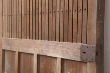 アンティーク建具　大正昭和初期　ヒノキ材　升目格子が目を惹く蔵戸(玄関戸、引き戸、建具)(R-044898)