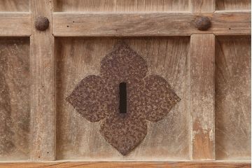 アンティーク建具　大正昭和初期　ヒノキ材　升目格子が目を惹く蔵戸(玄関戸、引き戸、建具)(R-044898)