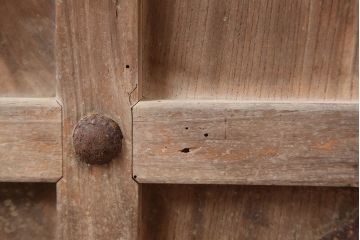 アンティーク建具　大正昭和初期　ヒノキ材　升目格子が目を惹く蔵戸(玄関戸、引き戸、建具)(R-044898)