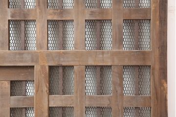 アンティーク建具　明治期　ヒノキ材製の古いくぐり戸(蔵戸、建具、玄関戸)(R-044901)